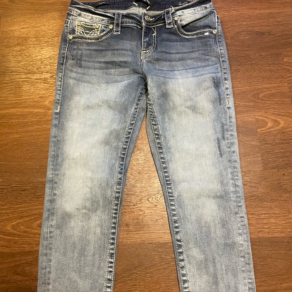 Women’s Light Wash Blue capris